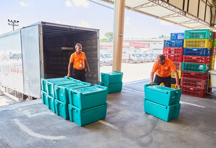 Equipe da Campodoro na gestão de frotas descarregando mercadorias.