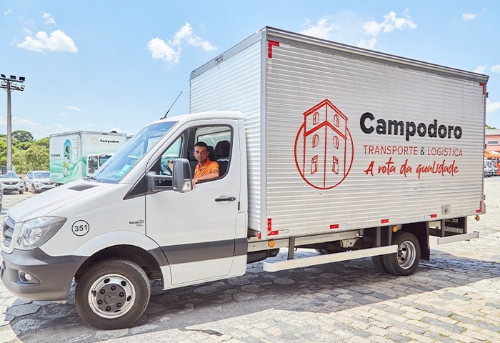 Caminhão da Campodoro em operação de gestão de frotas.